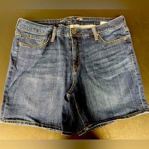 Women’s Seven7 Weekend short, size 16